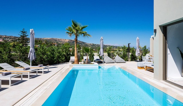 Vasilios Villa, with Pool, Gym & Close to Beach