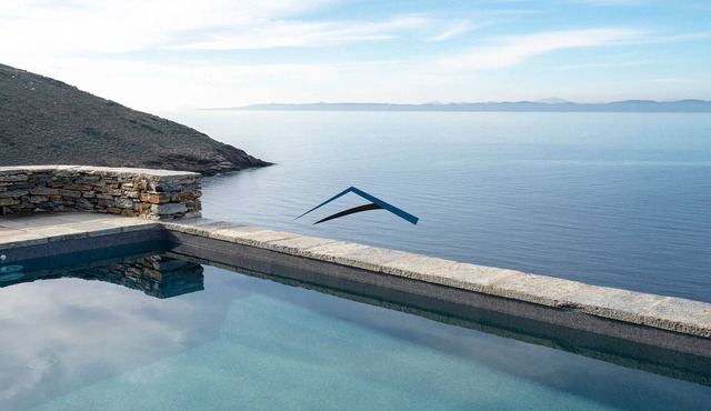 Viila Ammos with a swiiming pool and direct access to a sandy beach