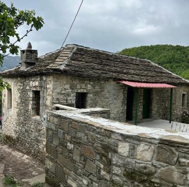 Vila Jani Stone House Fireplace near Përmet Quiet Nature Stay