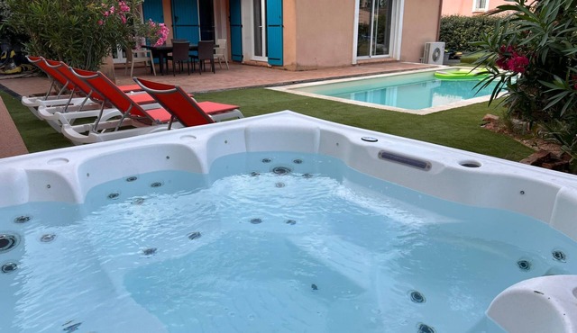 Villa 3 Schlafzimmer beheizter Pool privater Jacuzzi by Interhome