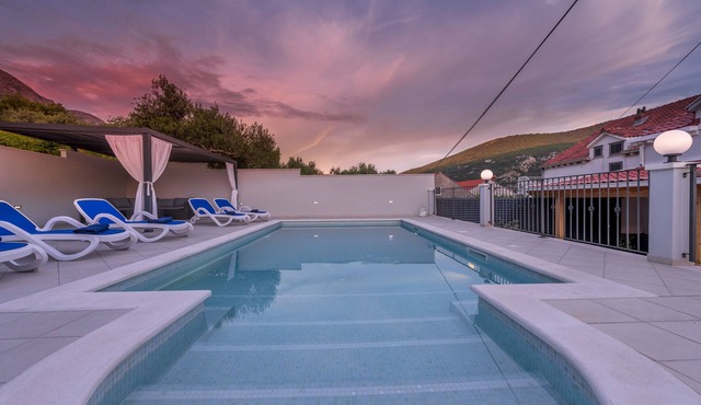 Villa Anny with Private Pool & Free Parking Garage