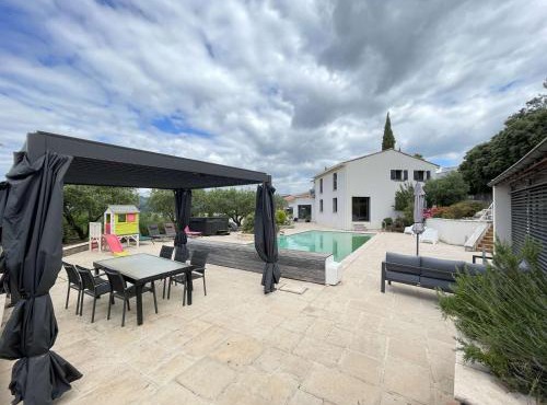 Villa d'Exception avec Piscine Privée, Jacuzzi et Climatisation - FR-1-382-214