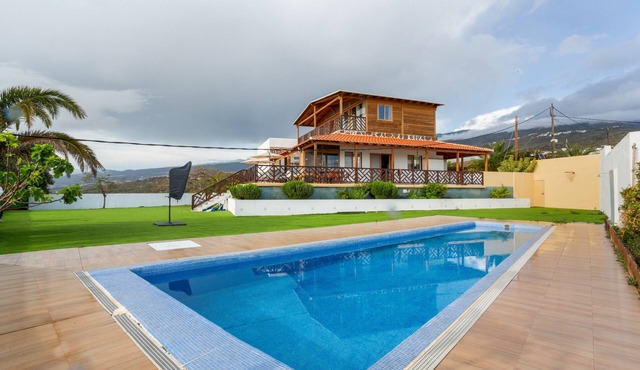 Villa Horizonte with Sea Views, Wi-Fi, and Air Conditioning