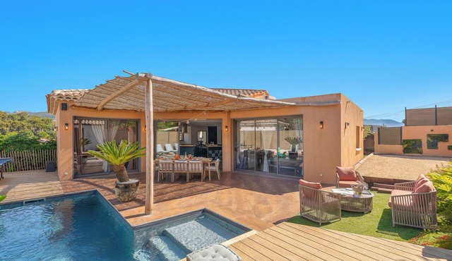 Villa JACKY—fully air-conditioned, with a pool and pétanque, near the sea, sleeps 6