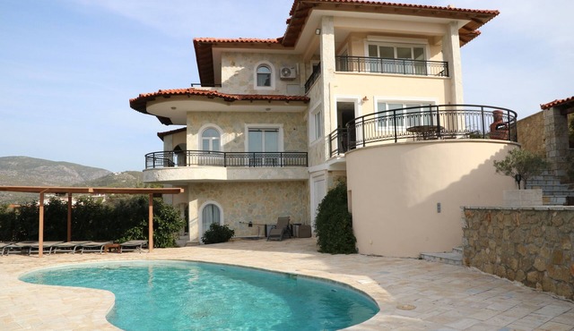 Villa Limni An Oasis between Sea and Lake