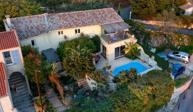 Villa of character with pool and panoramic view on the gulf of Marseilles