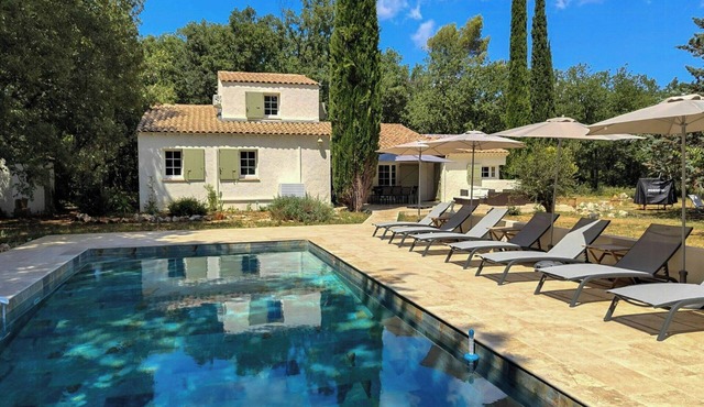 Villa on a shaded hectare in Provence Verte