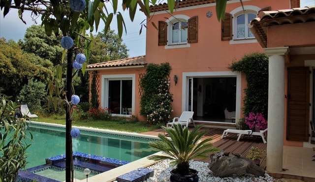 villa on terraced land planted with beautiful pool/spa, 1km from the sea