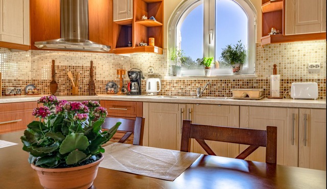 Villa Stella, 2bedrooms, WiFi, near the sea, a /c, quiet place but central.