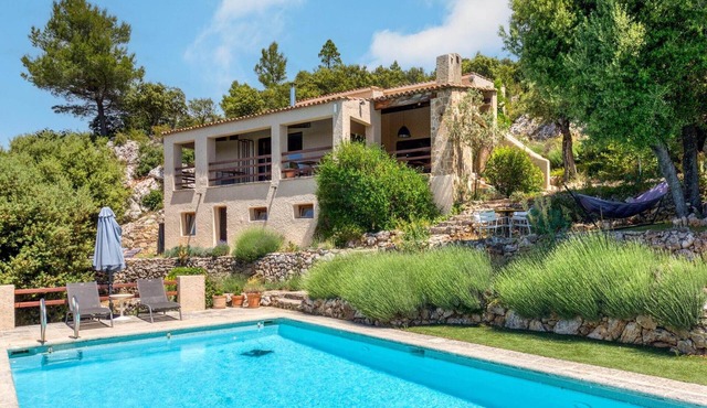 Villa with heated pool, pétanque, spa & view