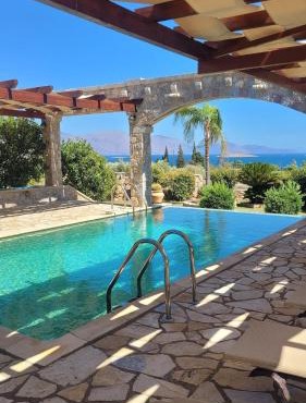 Villa with private pool and stunning sea view
