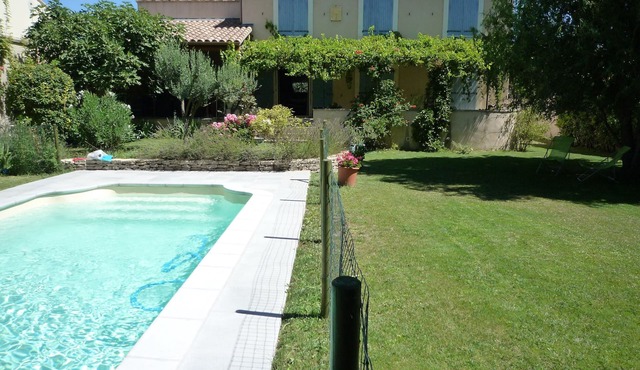 Villa with swimming pool in small provencal village near l'isle sur la sorgue