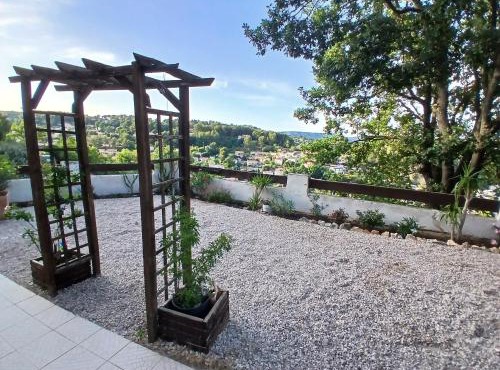 Vue magnifique, jardin et petit cocon en provence