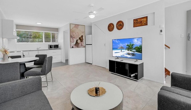 Waterfront 2-Bedroom Unit Walking to GC Convention