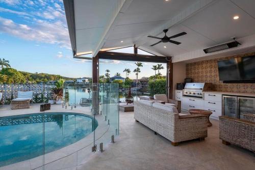 Waterfront 4BR Pool, BBQ & Currumbin Alley