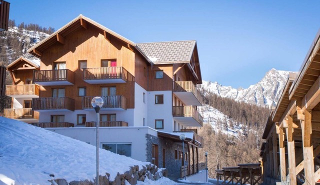 Wifi, 2nd floor, swimming pool, balcony, fireplace or stove, parking, tv, ski locker, 39m²