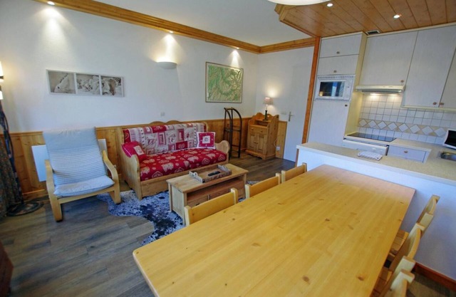 20m from resort center, 2nd floor, view lake, balcony, tv, ski locker, 53m², Tignes