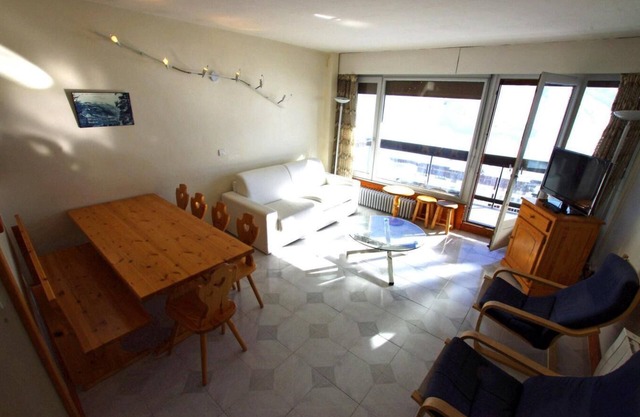 20m from resort center, 6th floor, view lake, tv, ski locker, 70m², Tignes