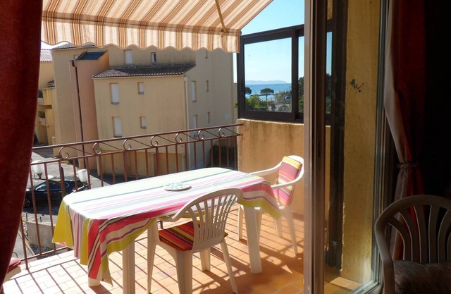 Mezzanine Studio Near Beach in La Favière, Bormes Les Mimosas - Parking Included