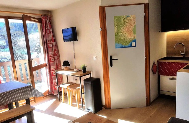 Residence Val Blanc 1 - South facing apartment in the heart of the village, close to ski lifts