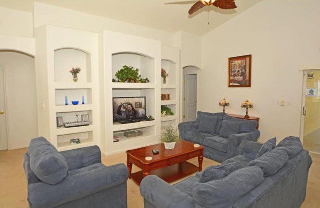 Spacious 3 Bedroom 2 Bath Pool Home 10 minutes from Disney