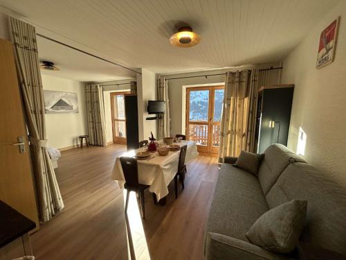 Studio à Méribel, proche pistes et commerces, balcon - FR-1-180-553