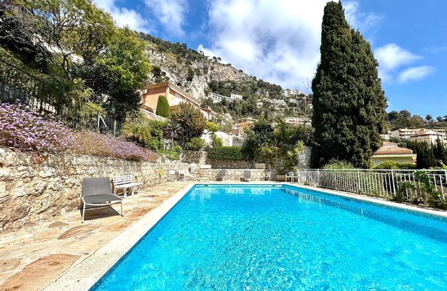 Studio apartment with a little terrace and a panoramic view, very close to the old town
