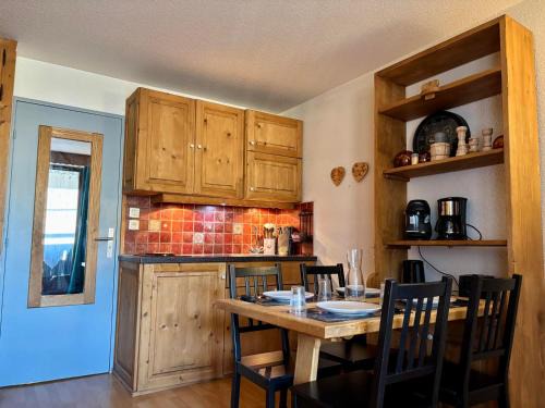 Studio rénové au centre avec balcon et parking - FR-1-624-106