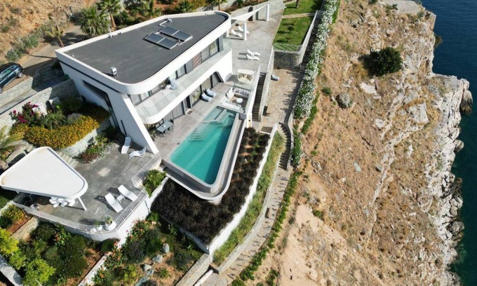 Palaiokastro House | 330 m² House ∙ 6 bedrooms ∙ 12 guests