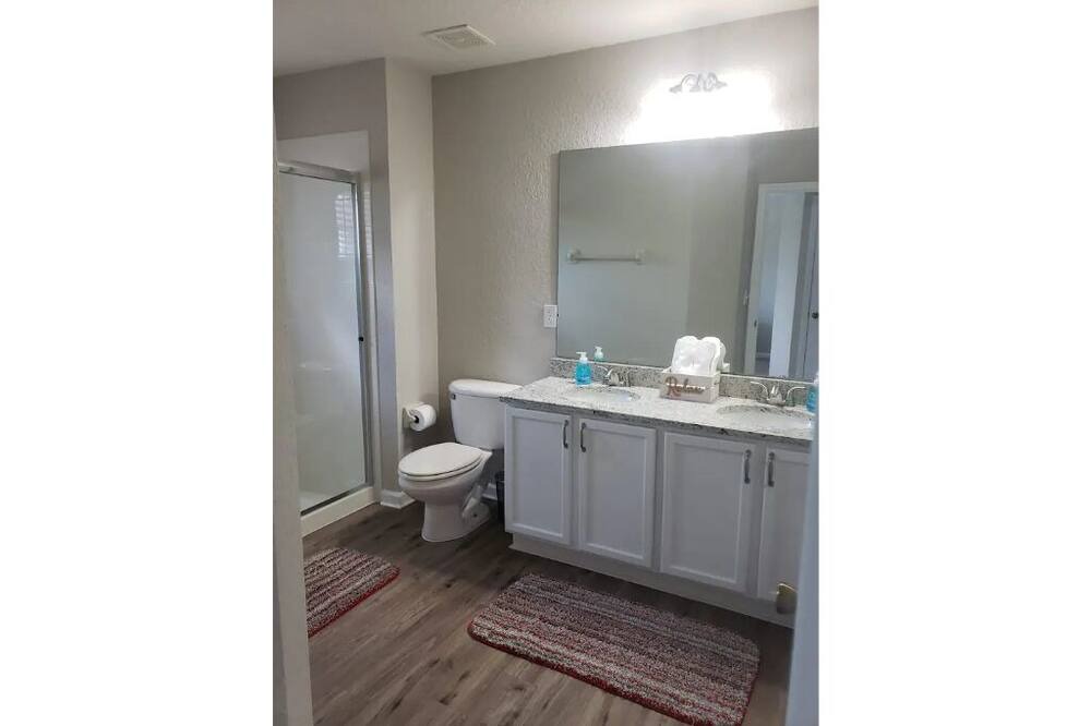 Photo of Bathroom in Trafalgar Village