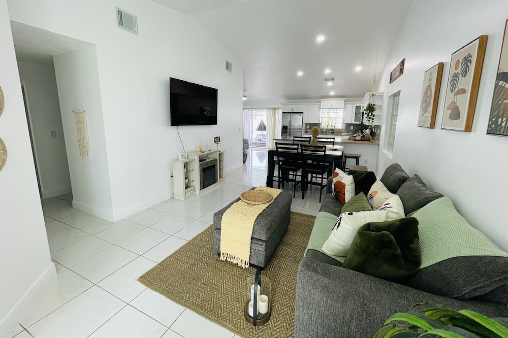 Photo of Livingroom in Richmond West