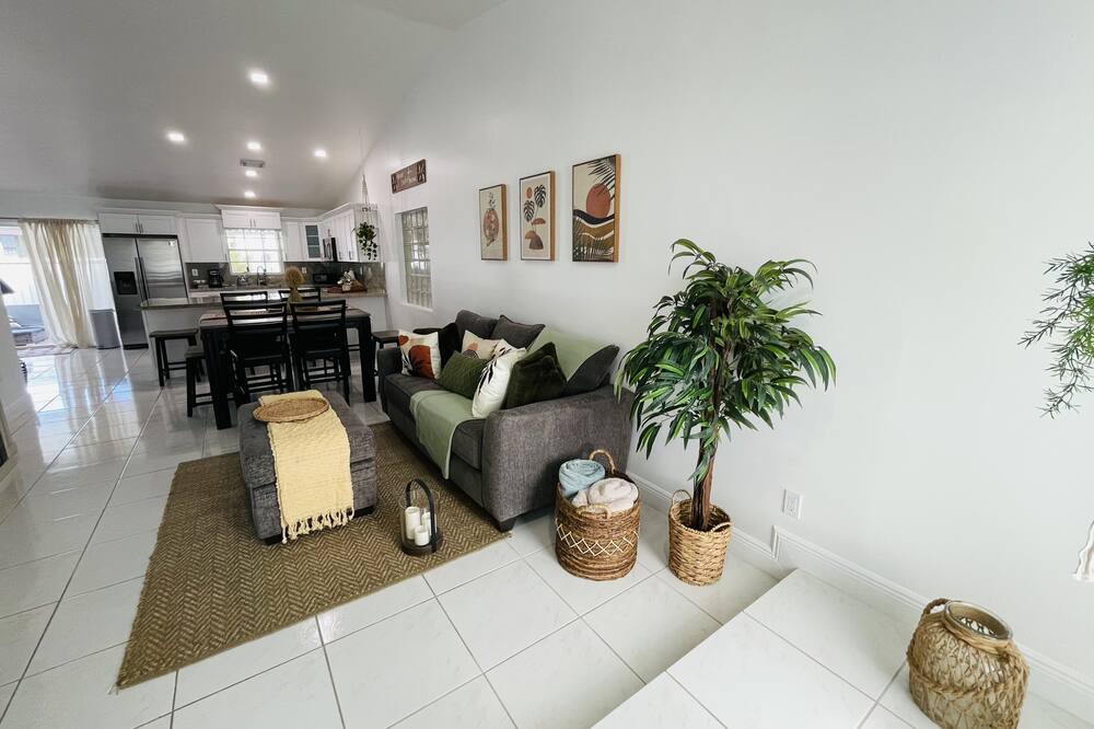Photo of Livingroom in Richmond West