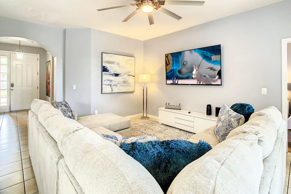 Photo of Livingroom in Trafalgar Village