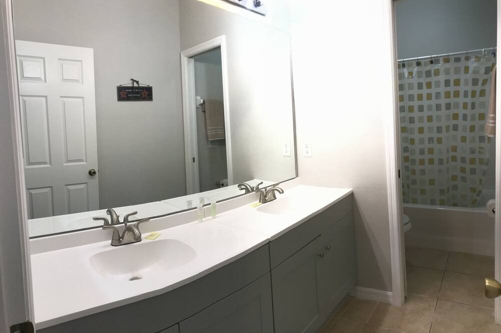 Photo of Bathroom in Sunset Ridge