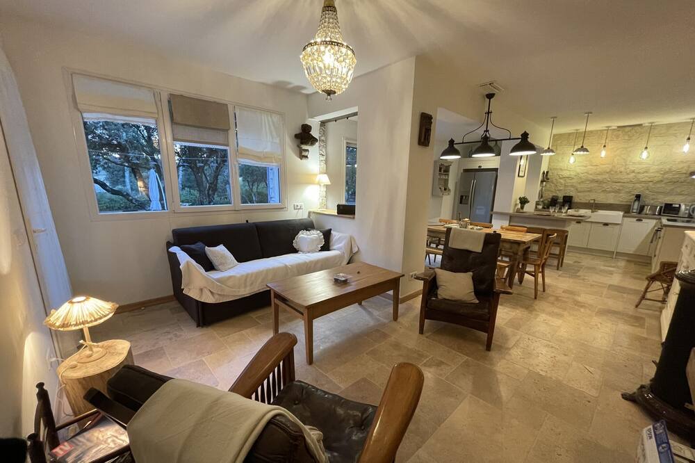 Photo of Livingroom in Fox-Amphoux