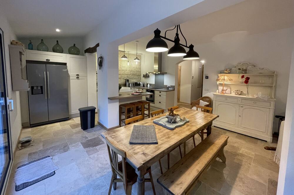 Photo of Livingroom in Fox-Amphoux
