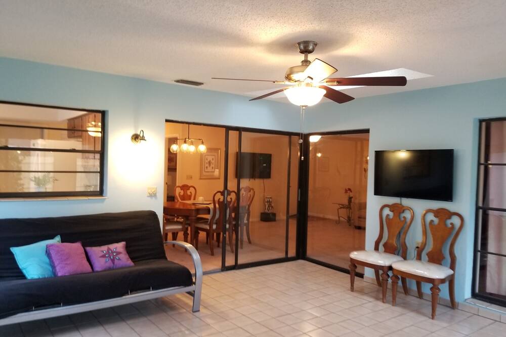 Photo of Livingroom in Carrollwood