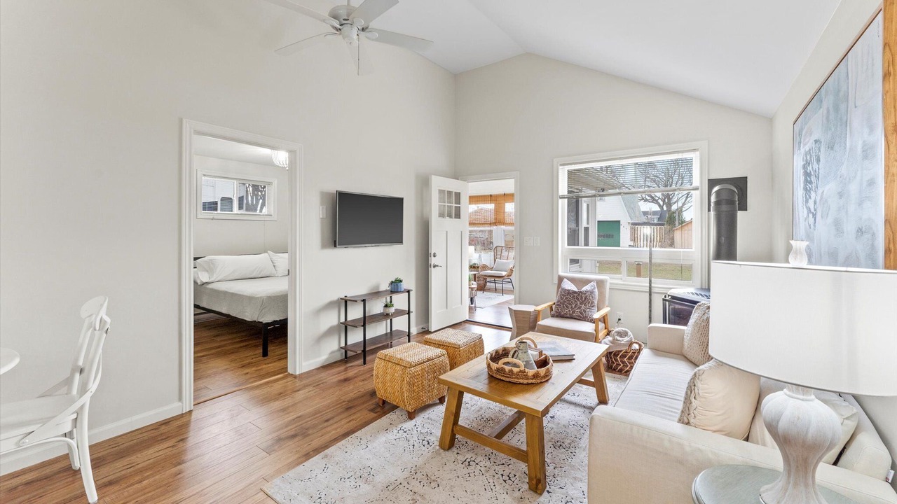 Photo of Livingroom in Town of Essex