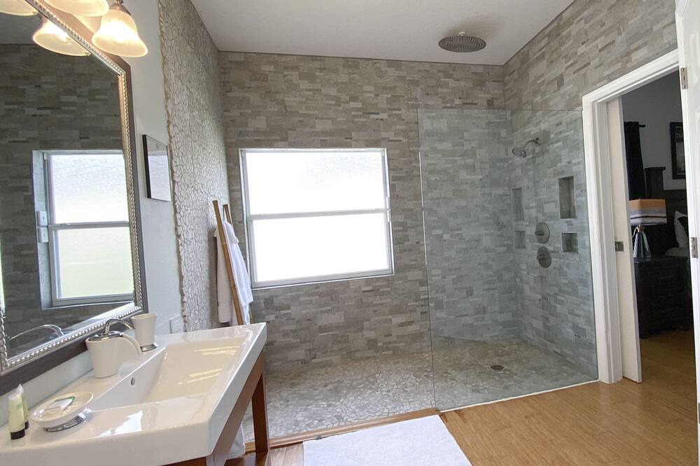 Photo of Bathroom in Crescent Lakes