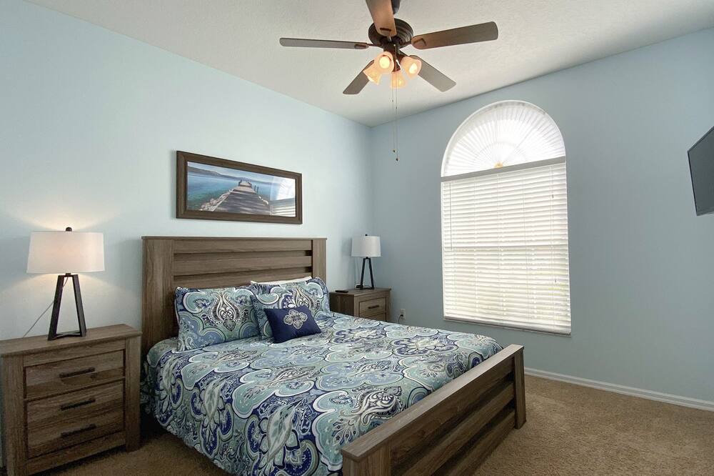 Photo of Bedroom in Crescent Lakes