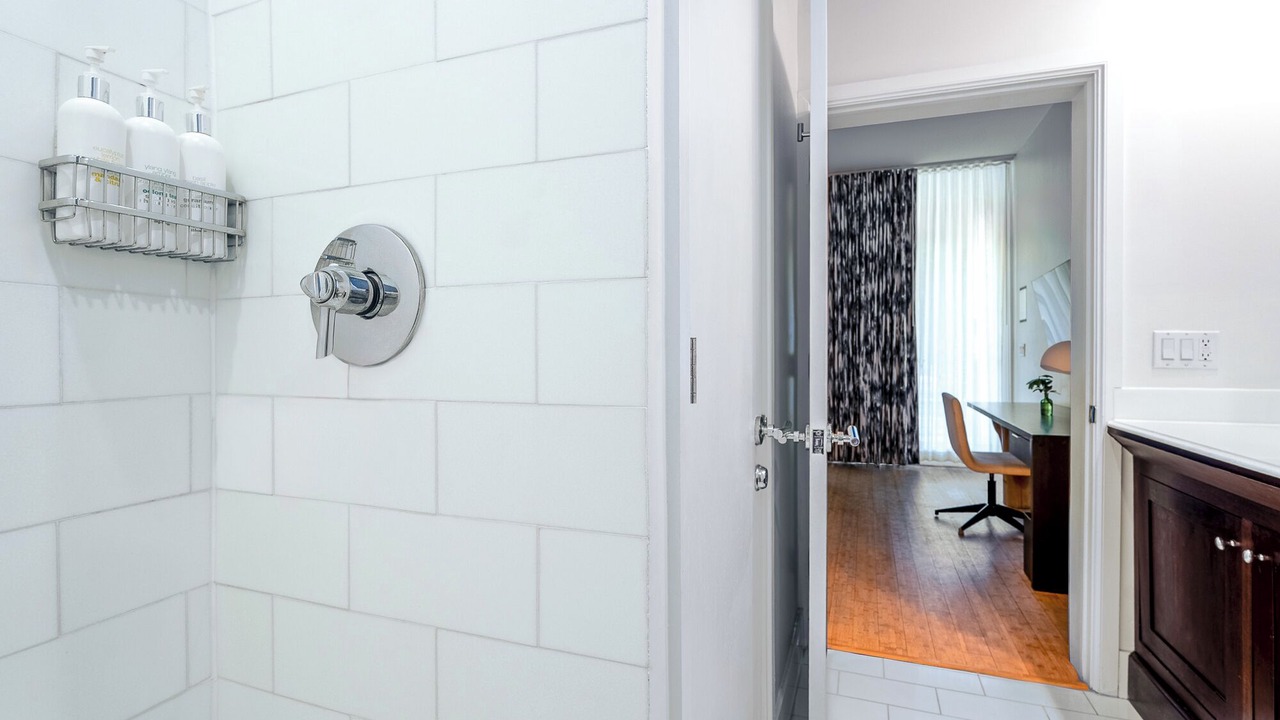 Photo of Bathroom in Flamingo/Lummus