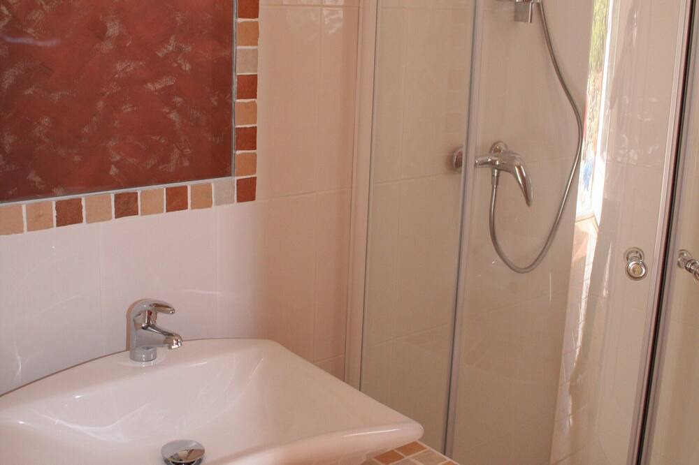 Photo of Bathroom in Varages