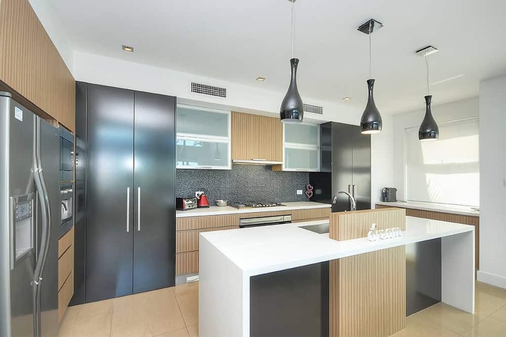 Photo of Kitchen in Broadbeach Waters