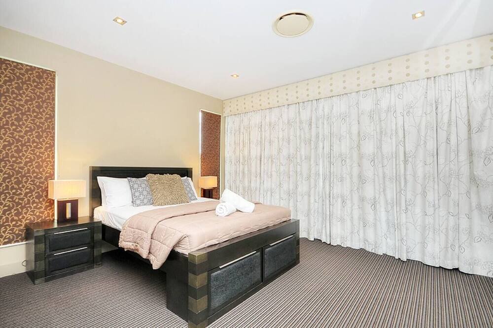 Photo of Bedroom in Broadbeach Waters