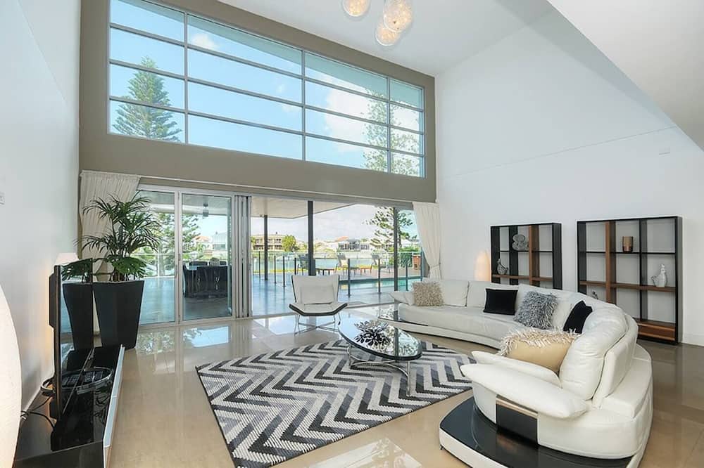 Photo of Livingroom in Broadbeach Waters