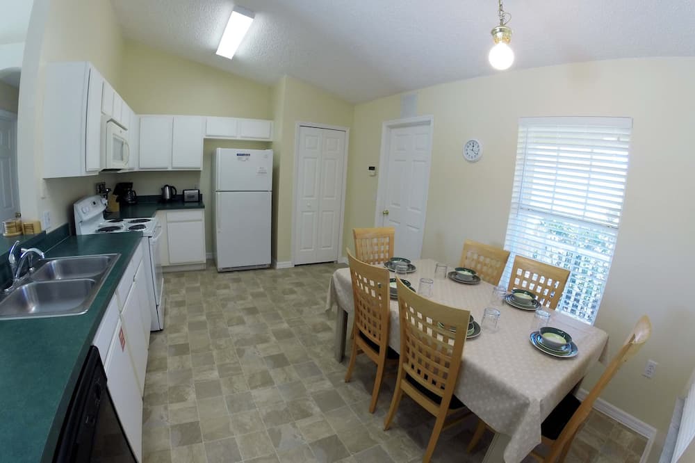 Photo of Kitchen in Crescent Lakes