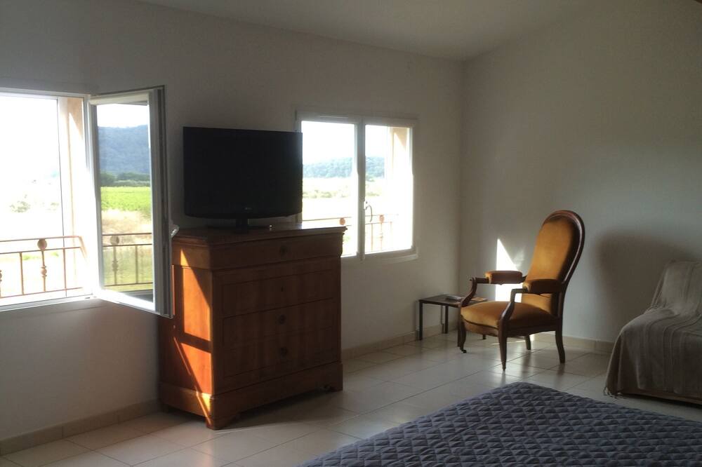 Photo of Bedroom in Puget-Ville