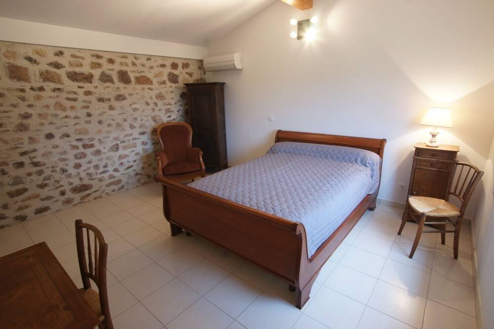 Photo of Bedroom in Puget-Ville