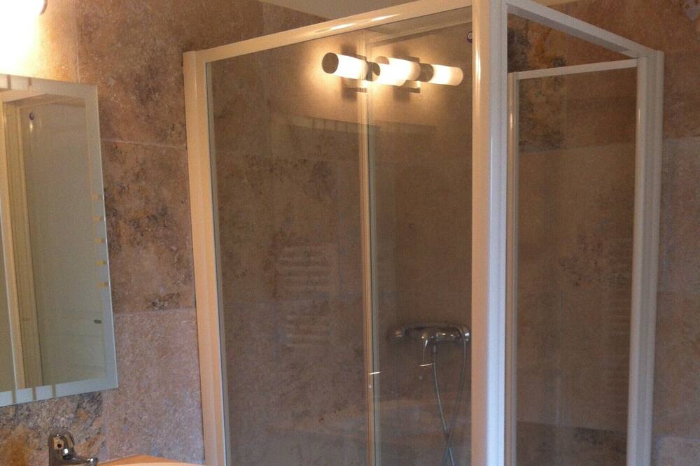 Photo of Bathroom in Puget-Ville