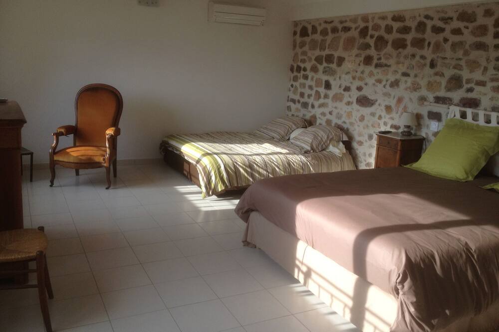 Photo of Bedroom in Puget-Ville